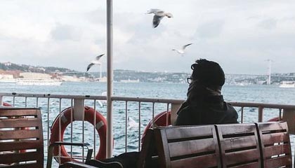 爱游戏-日本体操队在巴黎奥运会表现出色，获得多枚奖牌，日本体操冠军落地