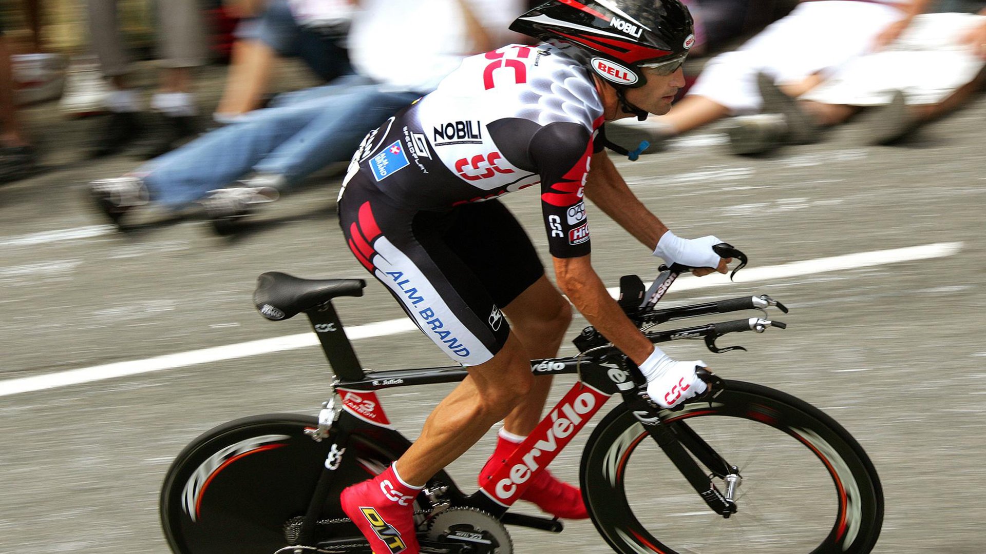 他用“坚韧不拔”的精神扼守篮下，无数次挡住对手的“暴扣”！