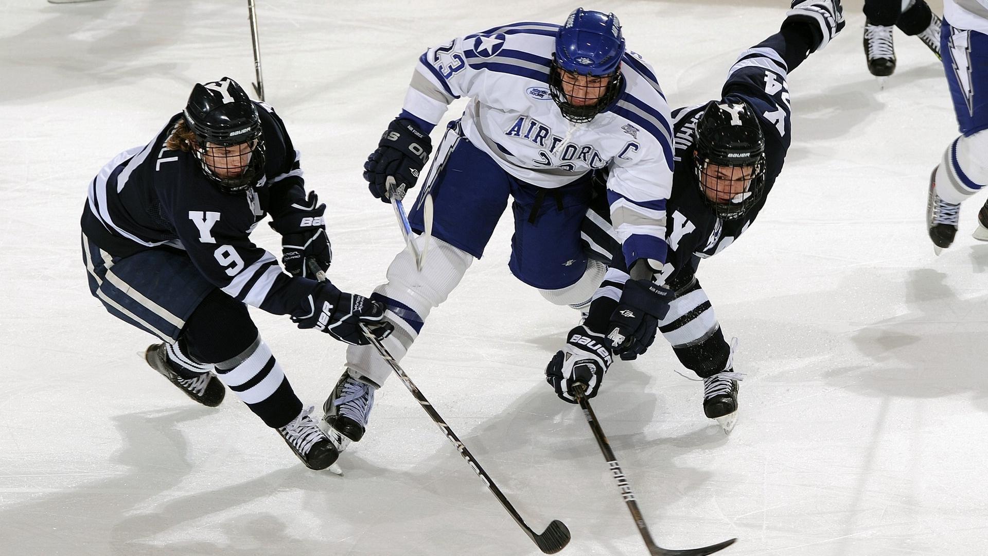 伊朗队替补席席地而坐，原因：雪地太软太舒服，伊朗主场